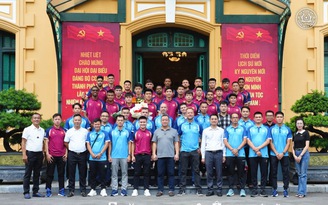 Đoàn Văn Hậu và tân binh đội CAHN Phạm Lý Đức cùng xuất hiện trong lễ báo công dâng Bác