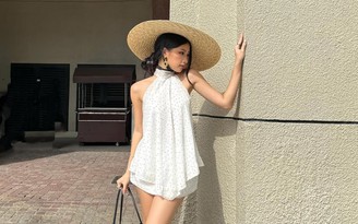 Chạm đến vẻ kiêu kỳ cùng mũ rộng vành tinh tế