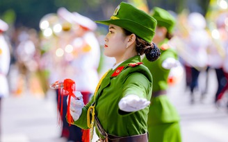 Trang điểm dự A80: bí quyết giữ nền bền đẹp, không lo 'chảy mặt'
