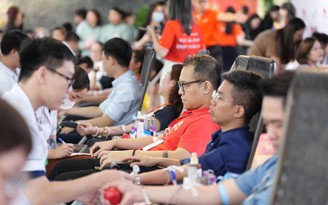 Giọt thương 2025: CBNV ROX Group chung tay hiến máu, lan tỏa giá trị sống đẹp 