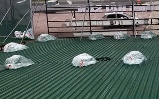 Bị điện giật khi gia cố mái nhà, 1 người chết, 2 người bị thương