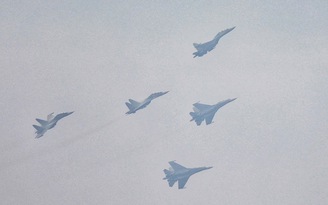 'Hổ mang chúa' Su-30MK2 nhào lộn trên quảng trường Ba Đình