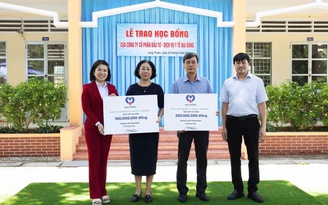 Trao học bổng cho học sinh và khám sức khỏe cho thầy cô giáo