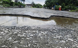 Đường như mặt ruộng, đi lại khó khăn