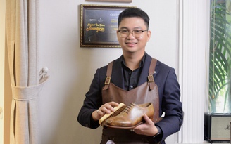 Gác bằng kỹ sư điện để đi đánh giày, chàng trai mặc vest lịch lãm nâng tầm nghề vỉa hè
