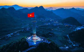 Hai cột cờ trên hai đầu Tây - Bắc