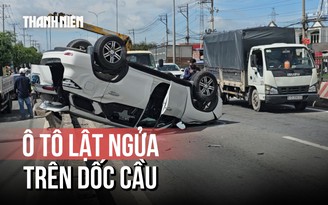 Ô tô 7 chỗ lật ngửa trên dốc cầu Bình Thuận, 4 người thoát nạn