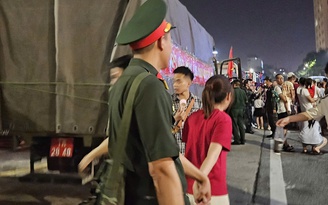 Niềm vui của người vợ khi lần đầu được chồng quân nhân nắm tay giữa phố đông