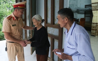 Món quà bất ngờ của CSGT Trạm Phú Lộc dành cho vợ chồng U.80 khốn khó