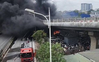 Hà Nội: Cháy bãi xe gầm cầu Vĩnh Tuy, khói đen bốc cuồn cuộn