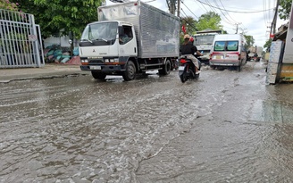 Đường ngập nước, đi lại khó khăn