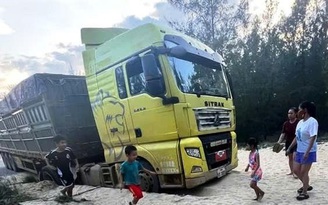Tài xế người Lào đi theo Google Maps, chở quặng nhôm lạc xuống biển ở Đà Nẵng