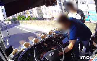 40 người 'mắc kẹt' trên Vành đai 3 vì xe khách bị rút chìa khóa