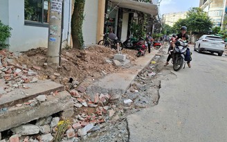 Vỉa hè loang lổ, nhếch nhác
