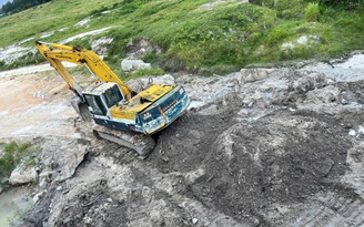 TP.HCM: Ngang nhiên đào đất ngay trụ cầu cao tốc Biên Hòa - Vũng Tàu