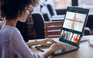 Laptop màn hình cuộn lên kệ, giá 3.299 USD