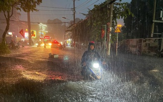 TP.HCM: Mưa to kéo dài, nhiều tuyến đường ngập nặng