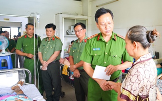 Công an Cần Thơ hỗ trợ tổ viên ANTT bị thương khi làm nhiệm vụ