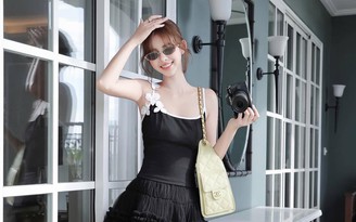 Tôn dáng yêu kiều với áo hai dây phối chân váy ngày giao mùa