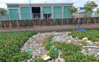 Kênh đầy rác, gây ô nhiễm