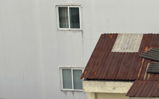 Ranh giới dưới 2 m, có được phép trổ cửa sổ sang nhà hàng xóm?