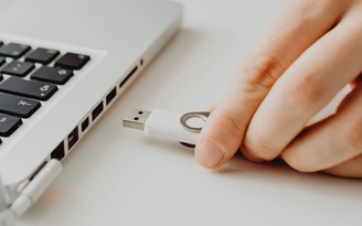 Những thứ không nên cắm vào cổng USB laptop hoặc smartphone