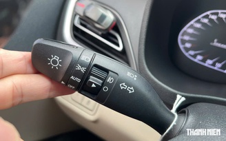 Bật đèn xi-nhan thế nào cho phù hợp trước khi điều khiển ô tô rẽ, chuyển làn?