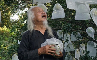 Ông già 82 tuổi lái xe điện ra vườn hái bưởi và rao bán trên mạng