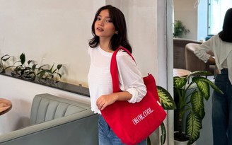 Kiêu kỳ xuống phố với túi xách đỏ nổi bật