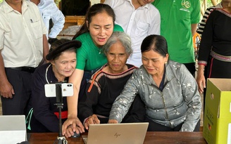 Cụ bà Ê Đê ở Đắk Lắk 'chưa từng nghĩ có ngày bán hàng qua điện thoại'