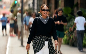 Áo sơ mi rộng, lý tưởng để phối đồ layer mùa thu