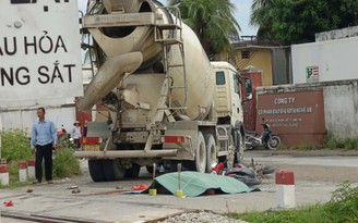 Xe bồn va chạm xe máy, 2 phụ nữ tử vong