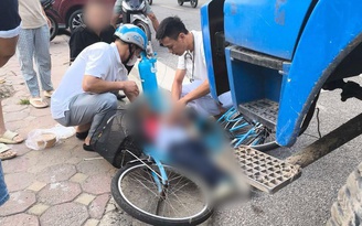 Nam sinh Hà Nội tử vong sau va chạm với xe tải trước cổng trường