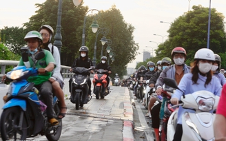 TP.HCM: Xe máy chạy rần rần trên vỉa hè, lo ngại 'nuốt' làn riêng cho xe đạp