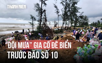 Hàng trăm người 'đội mưa' gia cố đê biển trước bão số 10 ở Hà Tĩnh