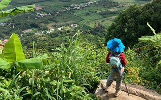 Mùa hè 'có 1 không 2' của em bé 6 tuổi chinh phục đỉnh núi Bà Đen

