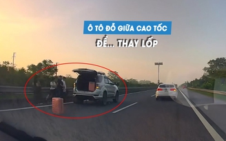 Kinh hoàng ô tô dừng thay lốp trên cao tốc, làn 120 km/giờ