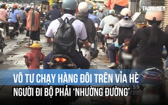 Xe máy vô tư chạy hàng đôi trên vỉa hè, người đi bộ phải ‘nhường đường’