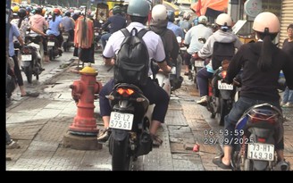 Tra cứu phạt nguội: Hàng loạt xe máy đi trên vỉa hè đường Trường Chinh, TP.HCM