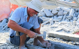 Người miền Tây mưu sinh: Nghề chẻ đá ở núi Cô Tô, chịu đau chịu cực để sống