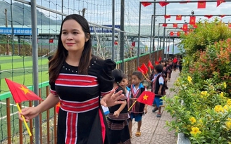 Khai giảng đặc biệt ở lưng chừng núi: Những ân tình không thể đong đếm...