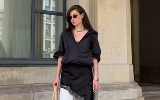 Váy lụa vạt xéo mặc cùng quần dài, xu hướng phá cách  mùa thu