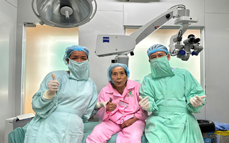 Ánh sáng của tình thân - Mẹ già 93 tuổi nhìn rõ con cháu thêm lần nữa