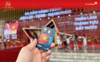 Nhận quà khi check-in gian hàng VietinBank tại triển lãm thành tựu đất nước