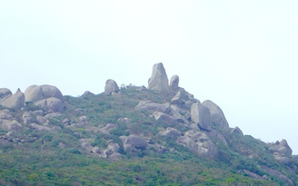 Chuyện 'người đàn bà hóa đá' trên dãy núi Bà ở biển Gia Lai