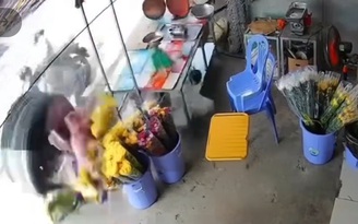 Hy hữu: Người phụ nữ nguy kịch do bánh xe đầu kéo rơi ra, lăn trúng
