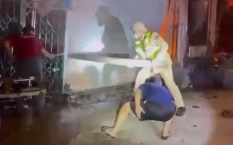 CSGT phá cửa cứu 11 người trong ngôi nhà bị cháy