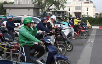 Chuyển đổi 'xe xanh': Người Hà Nội 'đứng giữa ngã ba', trông chờ chính sách