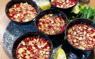 Người đàn ông nguy kịch sau khi ăn tiết canh dê