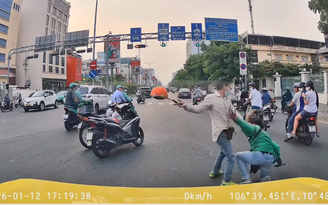 Hai người đàn ông đánh nhau bằng mũ bảo hiểm, gây náo loạn đường phố TP.HCM